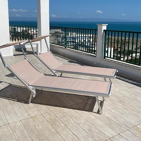 بيت ضيافة Attico Tra Cielo E Mare 4*